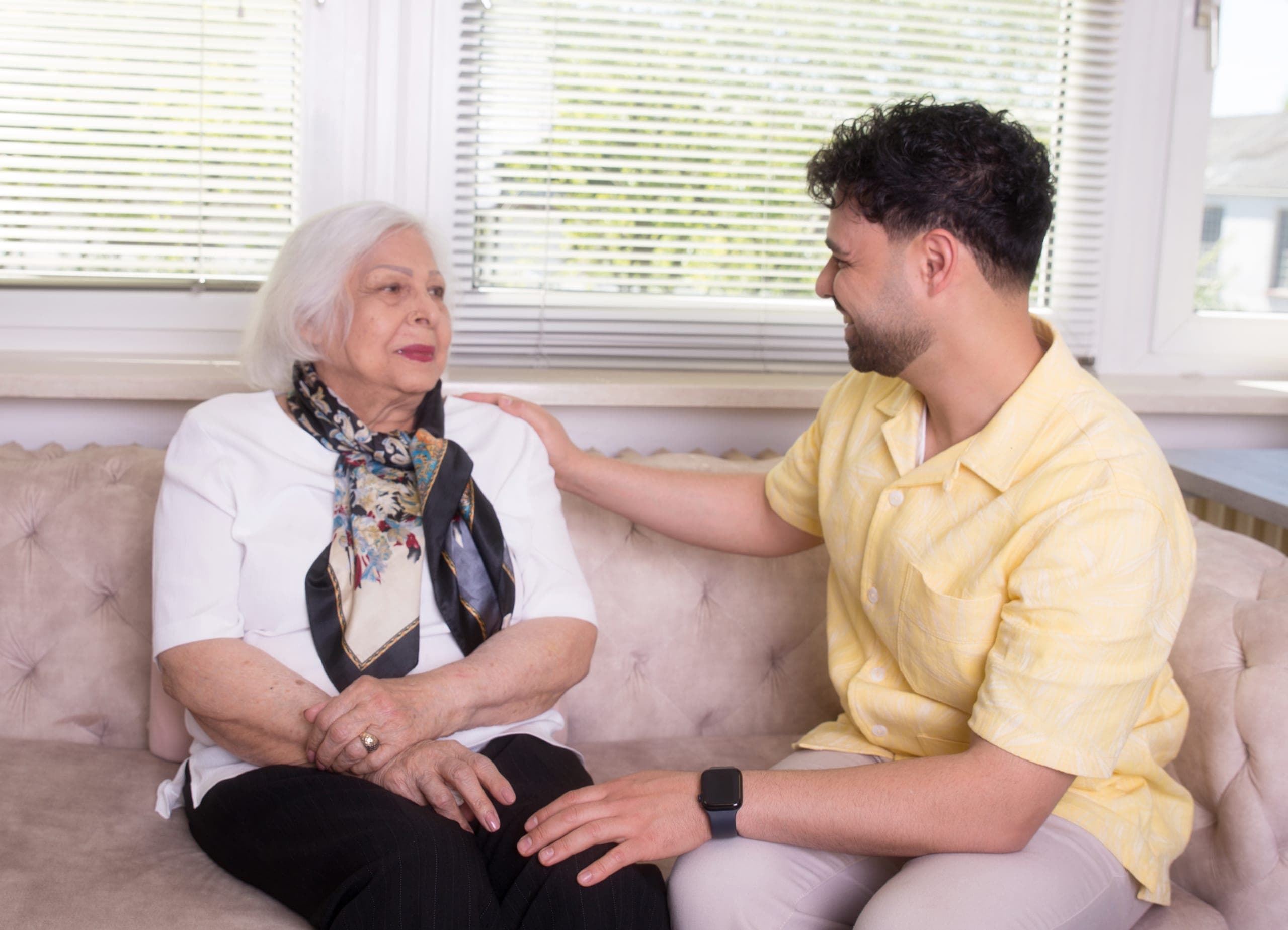 Pflegekraft im Gespräch mit einer Seniorin