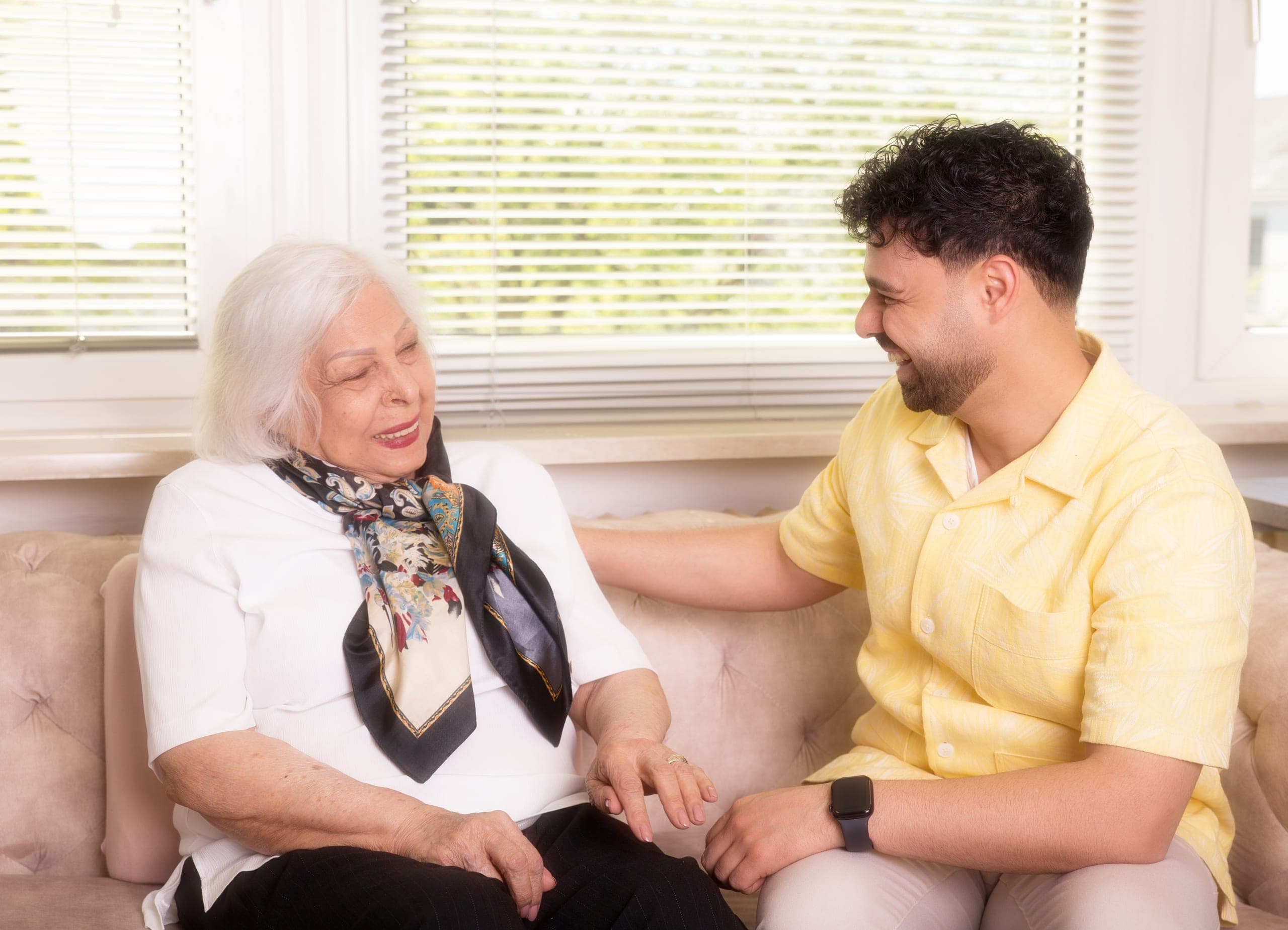 Pflegekraft im persönlichen Gespräch mit einer Seniorin
