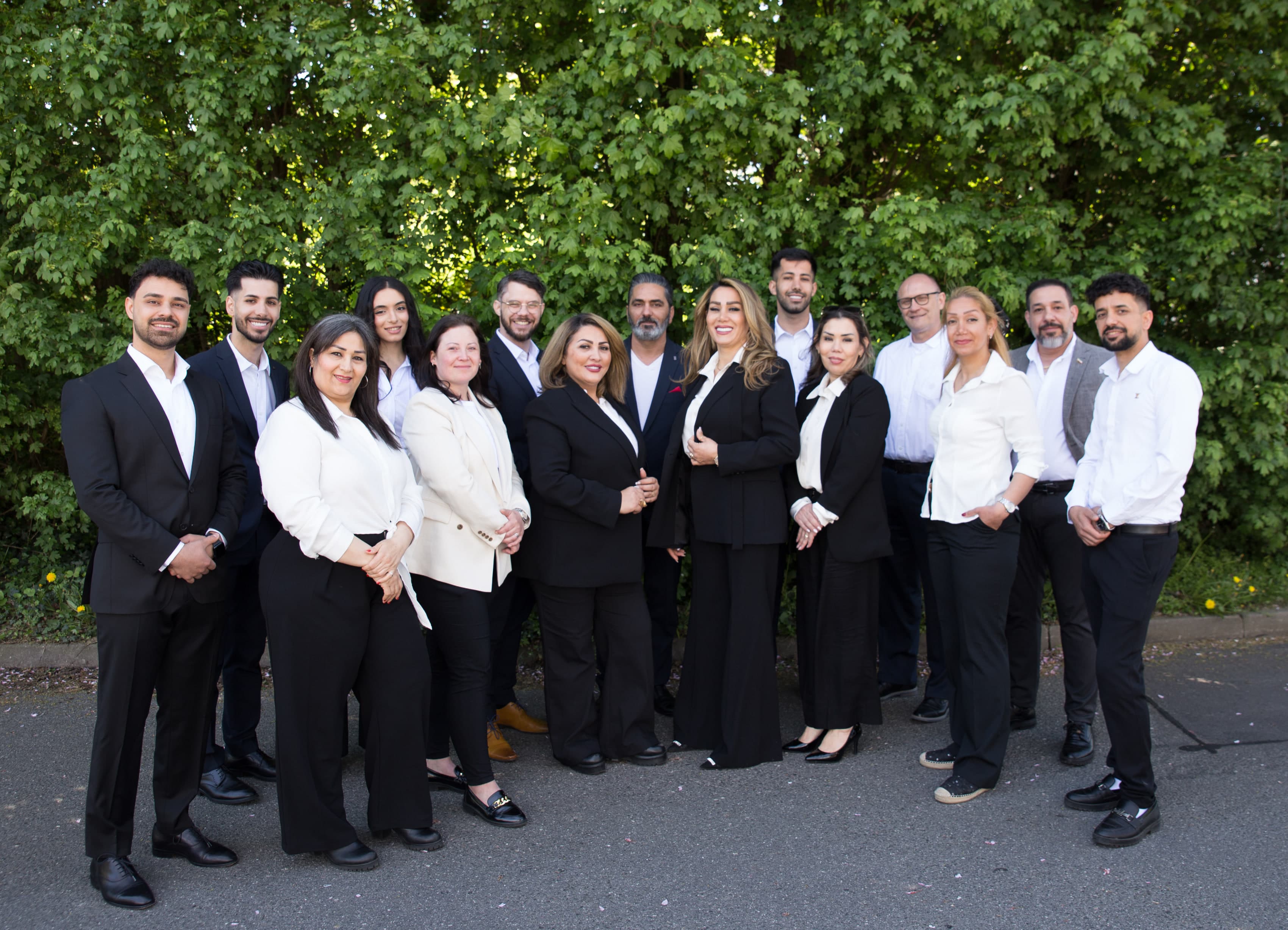 Das gesamte Team von Engel Pflegedienst bei einem Gruppenfoto im Freien
